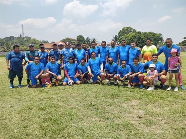 Equipo Veteranos de Cuichapa finalmente jugó como local; adaptaron campo para encuentro de futbol