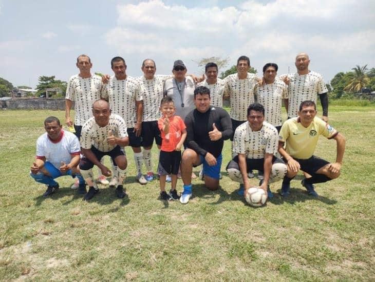 Equipo Veteranos de Cuichapa finalmente jugó como local; adaptaron campo para encuentro de futbol