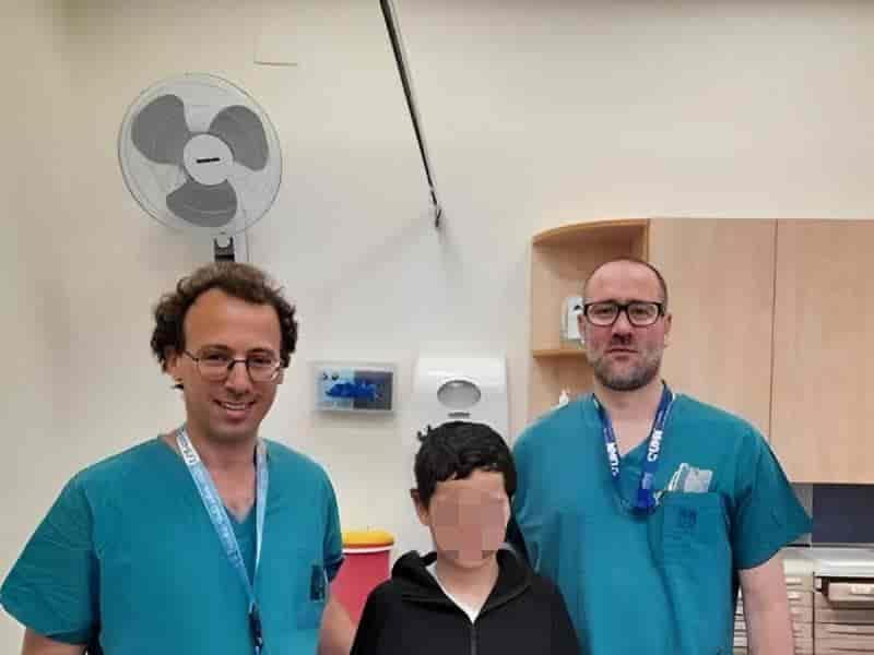 Médicos en Israel hacen milagro: Unen la cabeza de un niño con decapitación interna