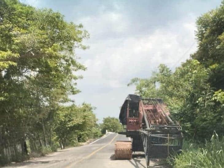 Peligro en la Carretera Paralelo-Las Choapas por grúa abandonada por puente Los Soldados