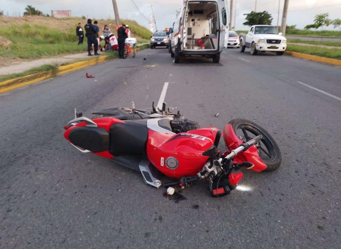 Dos jóvenes que viajan en moto, derraparon resultaron con graves lesiones