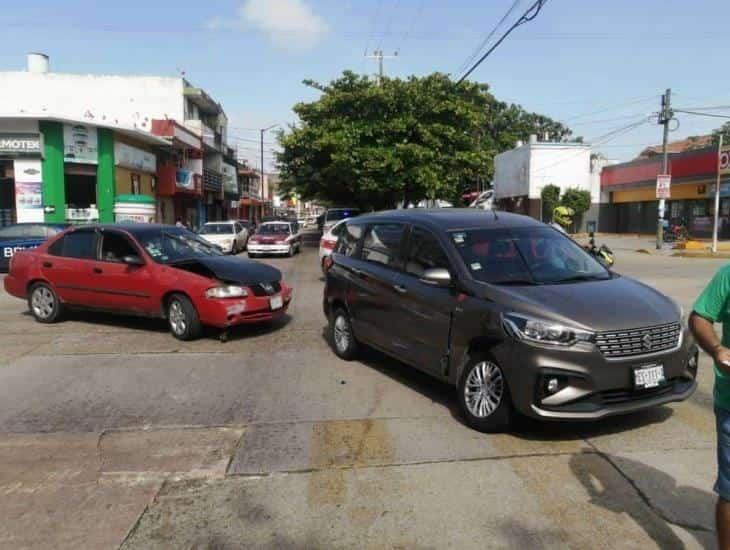 Choque entre 2 vehículos en el Centro deja daños materiales l VIDEO