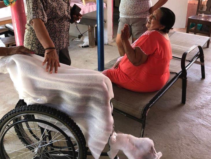 Auxilian a mujer con problemas de movilidad; le entregan silla de ruedas
