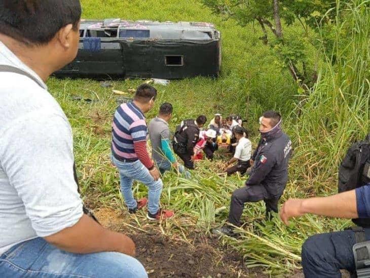 Vuelca autobús de turismo en el sur de Veracruz; hay 15 pasajeros heridos l VIDEO