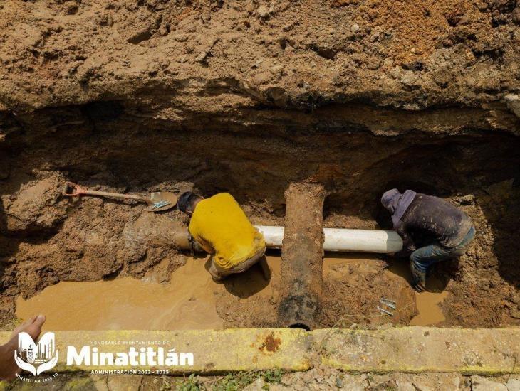 Sustituyen tubería de agua potable en la colonia Obrera