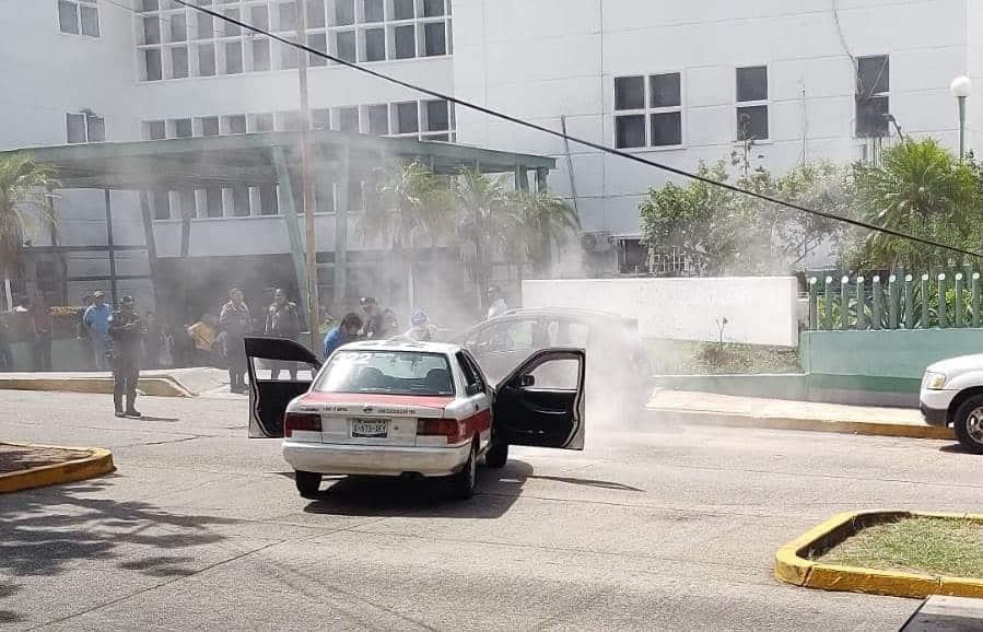 Taxi 322 hace corto frente al hospital de Coatzacoalcos