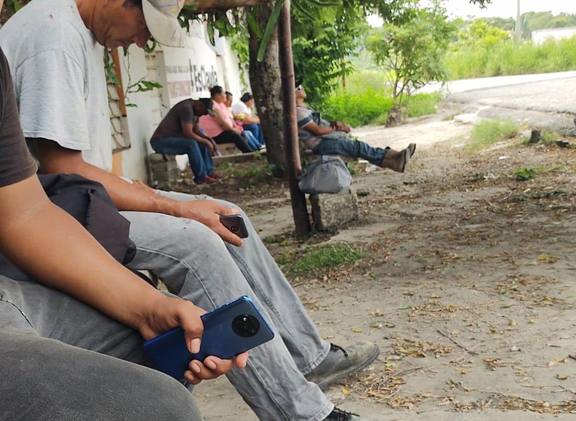 Obreros de Moloacán esperan una oportunidad laboral con la rehabilitación de vías férreas