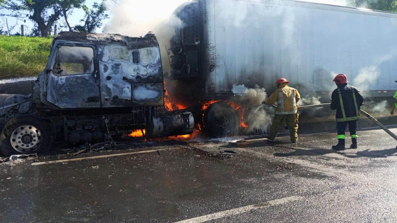 Se incendia tracto cargado de verduras en autopista del sur de Veracruz | VIDEO