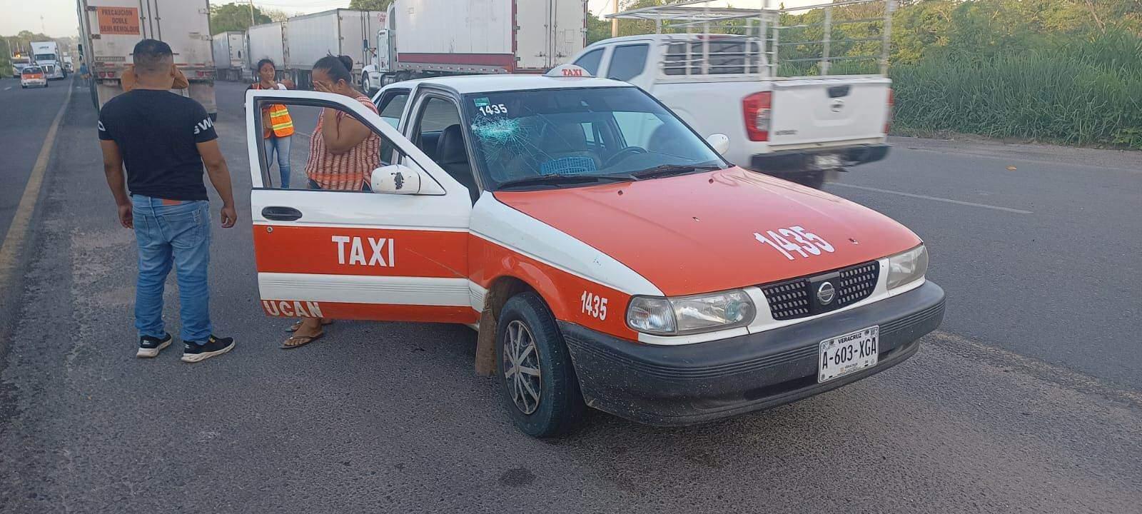Taxista pone en riesgo a su familia en la Sayula - Acayucan