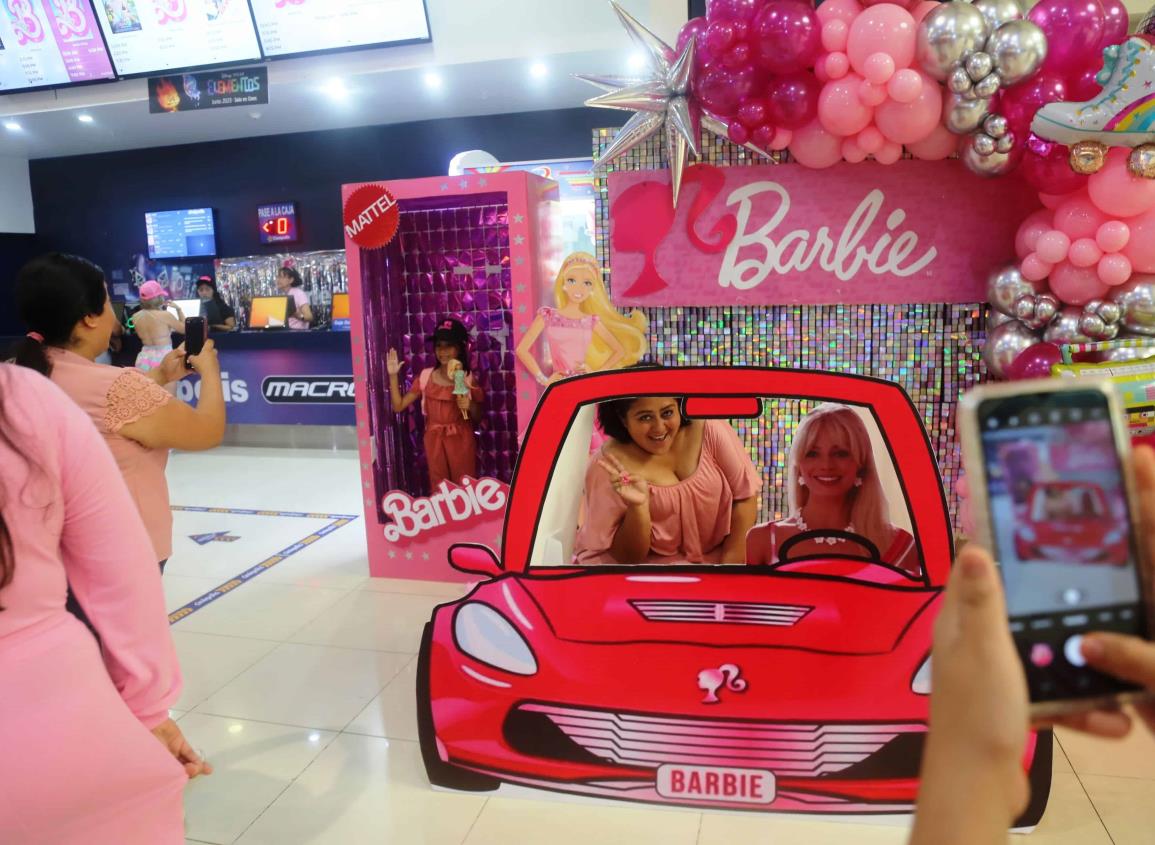 La Barbiemania en Coatzacoalcos; familias pintan de rosa las salas de cine