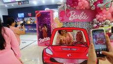 La Barbiemania en Coatzacoalcos; familias pintan de rosa las salas de cine