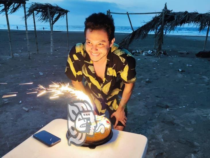Irving Aranda celebró en la playa sus 30’s