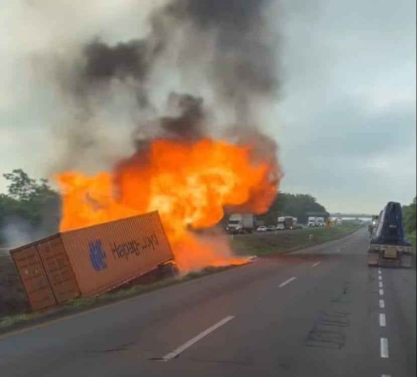 Tracto acoplado a contenedor se incendia en autopista del sur de Veracruz