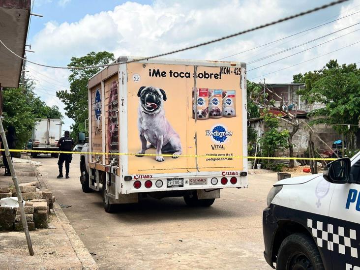 En Acayucan roban con violencia camioneta de comida para perro y luego la abandonan