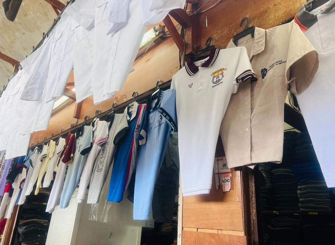 Hacen cuentas padres ante elevados precios de uniformes en Coatzacoalcos