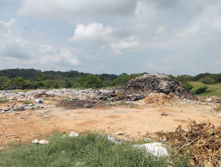 Remueven desechos para evitar incendios en basurero de Moloacán