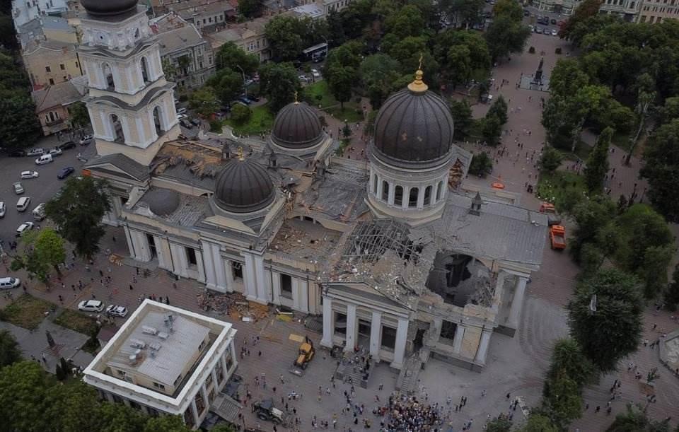 Dos muertos y 22 heridos tras ataque ruso a catedral histórica del Ucrania