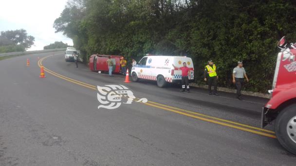 Auto Sufre Volcadura En Las Curvas De Rafael Lucio