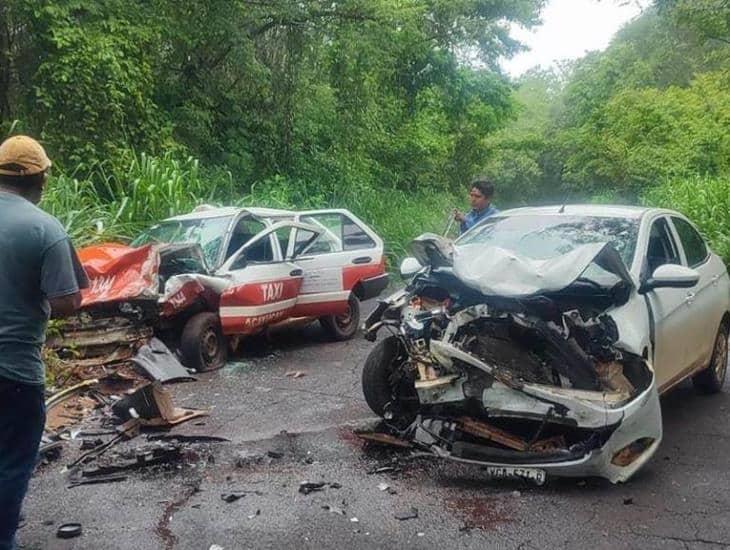 Se impactan de frente 2 vehículos en Soteapan