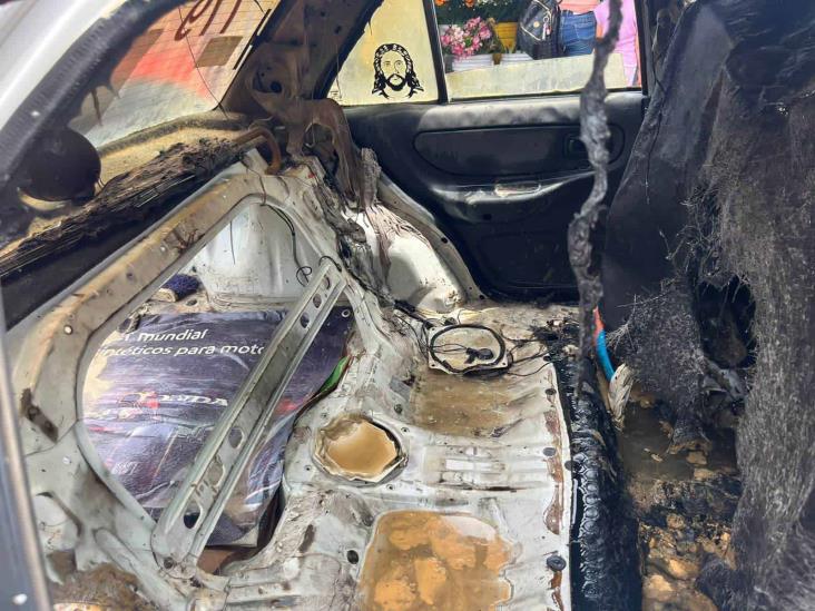 Desconocidos incendian taxi cerca de terminal de Acayucan l VIDEO