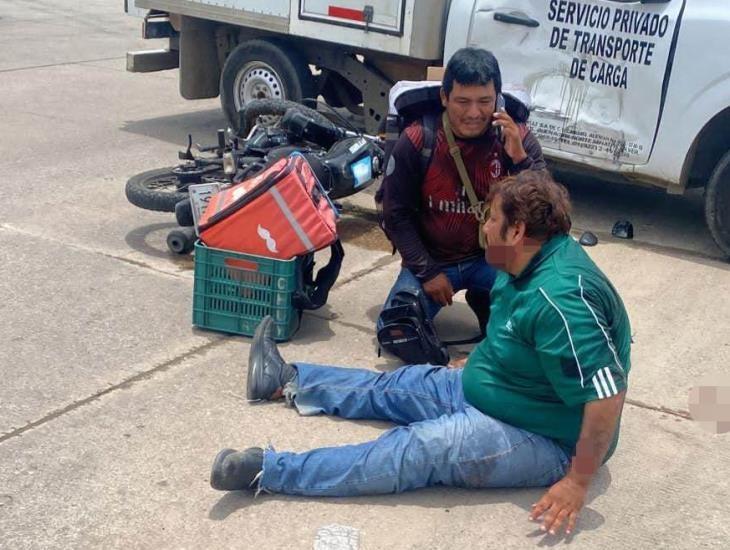 Motociclista termina muy herido luego de chocar con camioneta en Minatitlán
