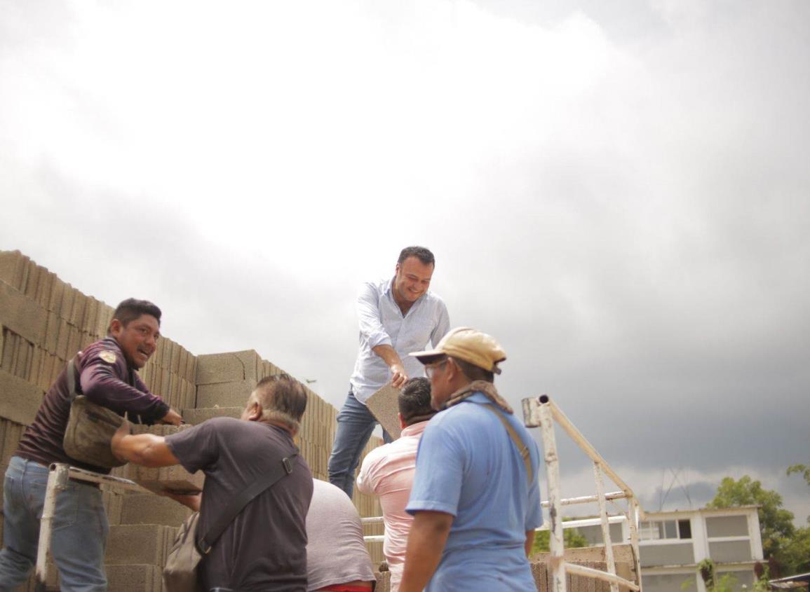 Ponciano Vázquez Parissi entrega material para construcción en Cosoleacaque