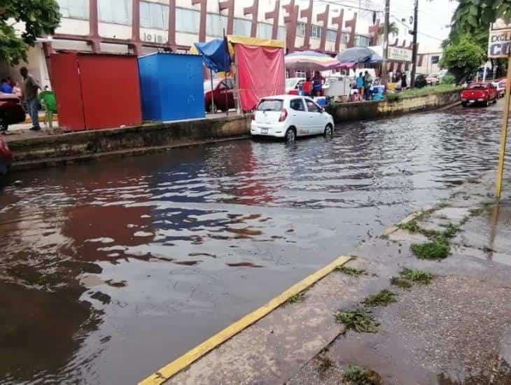 Bajo el agua tramo de Román Marín frente al Hospital del IMSS 36 en Coatzacoalcos l VIDEO