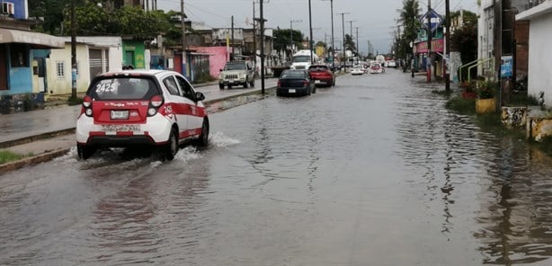 Bajo el agua tramo de Román Marín frente al Hospital del IMSS 36 en Coatzacoalcos l VIDEO