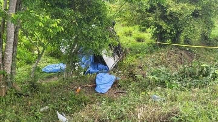 Van vuelca y se estrella contra árbol en carretera Coatzacoalcos-Villahermosa; mueren 6 migrantes l VIDEO