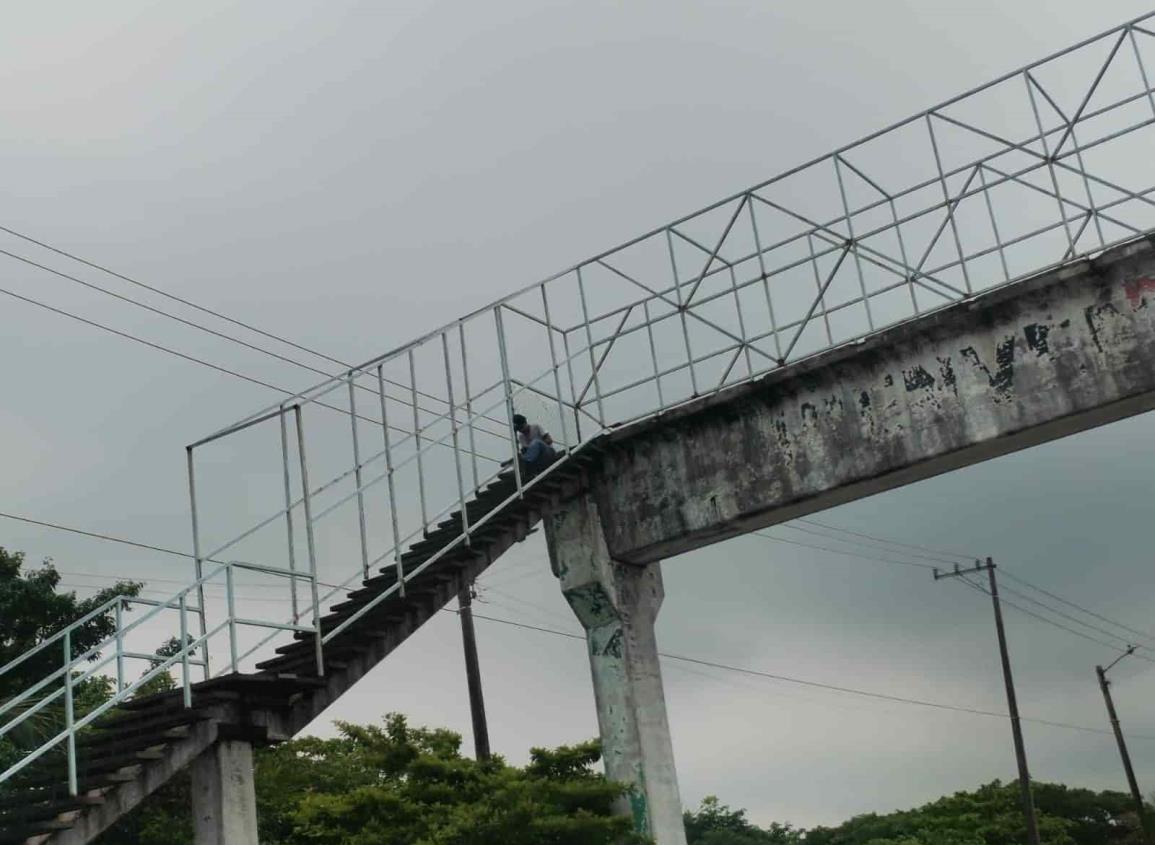 Urgen rehabilitar puente peatonal de Mundo Nuevo; pone en riesgo a los ciudadanos
