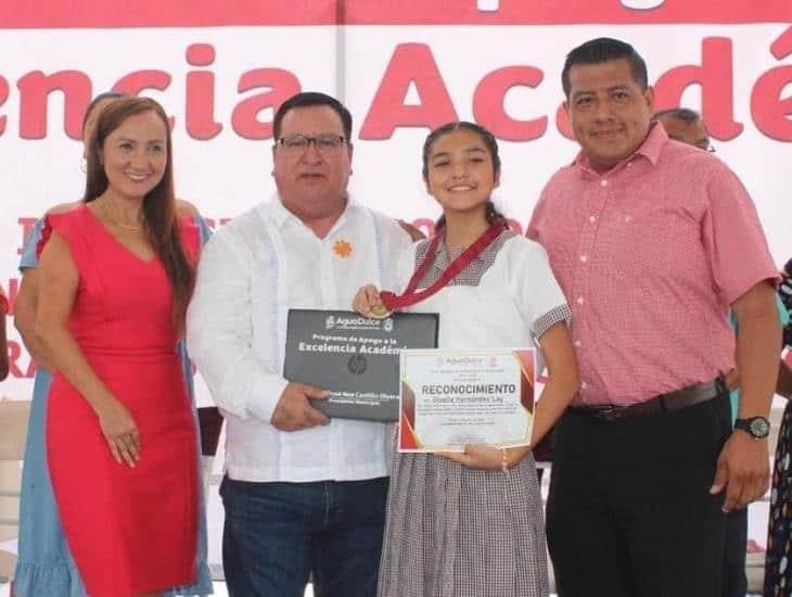 Reconoce el alcalde Noé Castillo Olvera a estudiantes con los más altos promedios