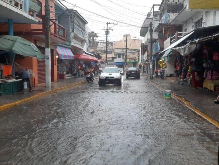 Fuertes lluvias encharcan el centro de la ciudad y afecta a mercado Campesino