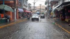 Fuertes lluvias encharcan el centro de la ciudad y afecta a mercado Campesino