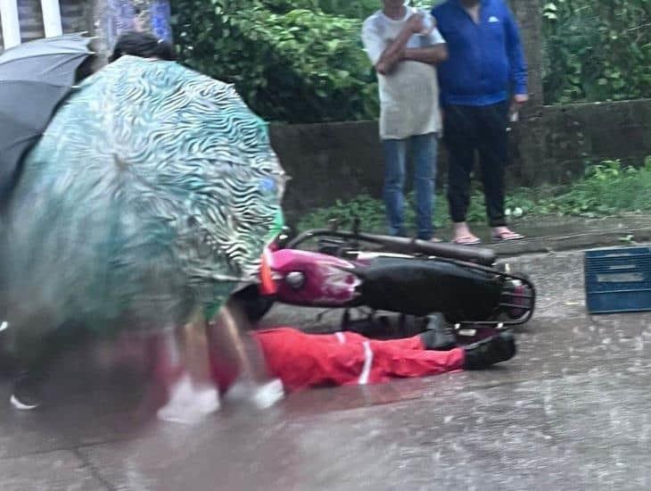 Por intensas lluvias, motociclista choca contra vehículo estacionado
