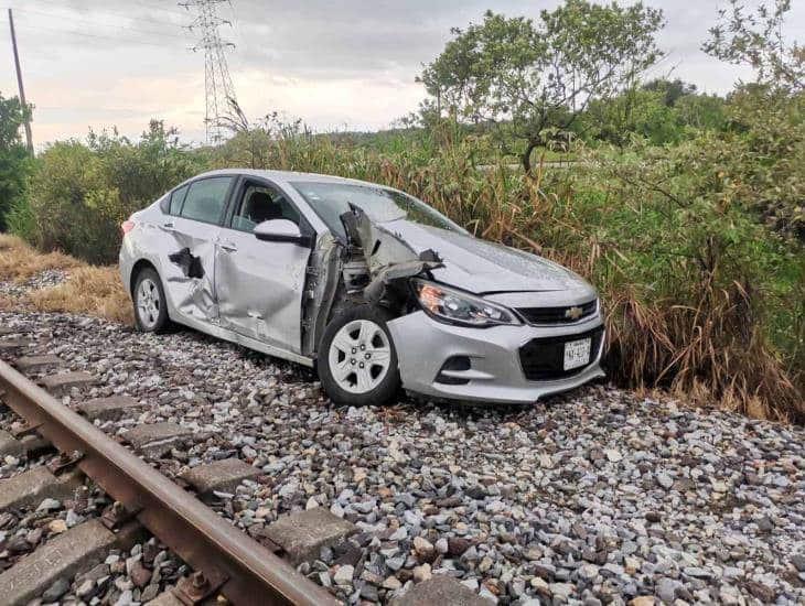 Auto es impactado por el tren; lo arrastró por más de 15 metros