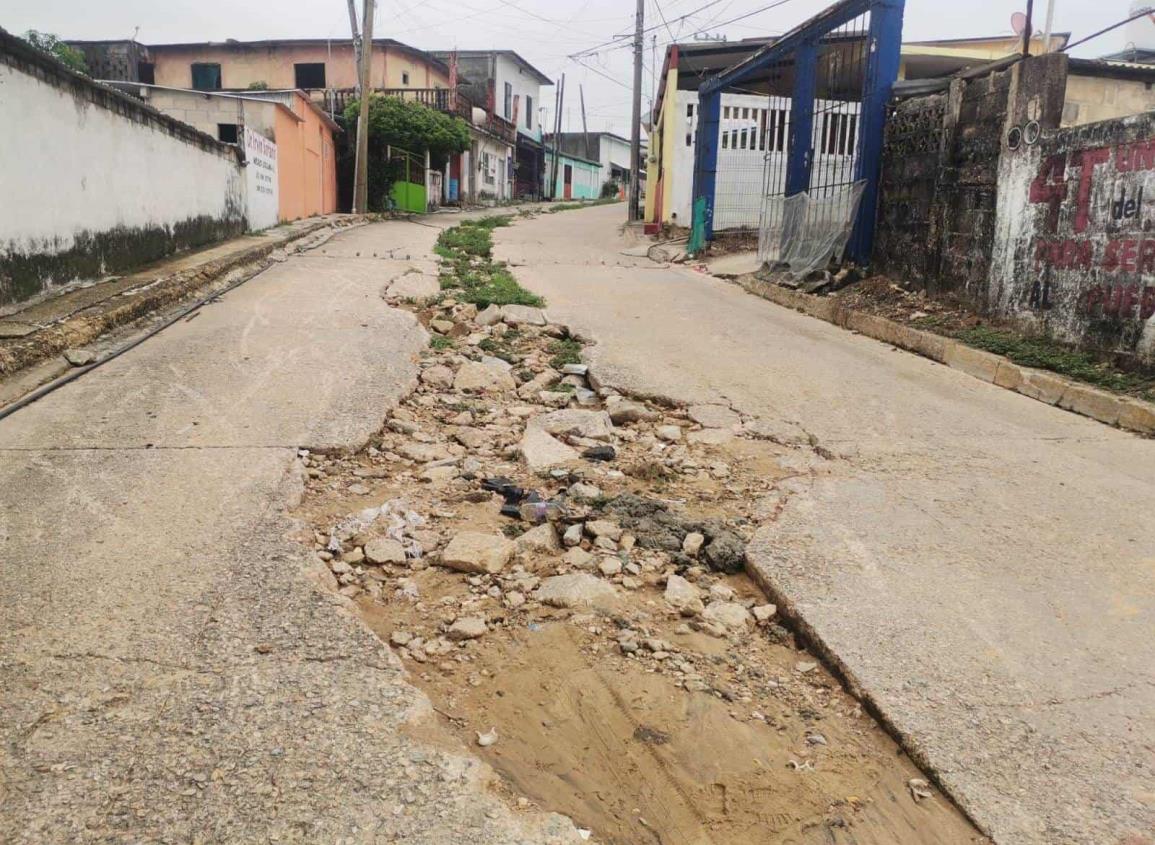 Piden reparar hundimiento de calle en Mundo Nuevo