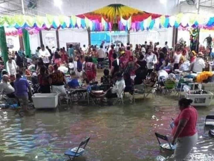 Ni el aguacero ni el salón inundado pararon la pachanga en Minatitlán ¡De fiesta a albercada! | VIDEO