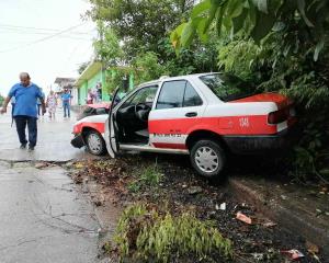 Intenta rebasar e impacta taxi en Acayucan 
