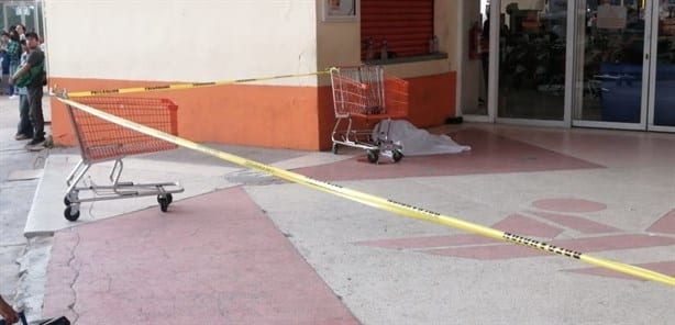 Le llega la muerte a adulto mayor afuera de supermercado en Coatzacoalcos
