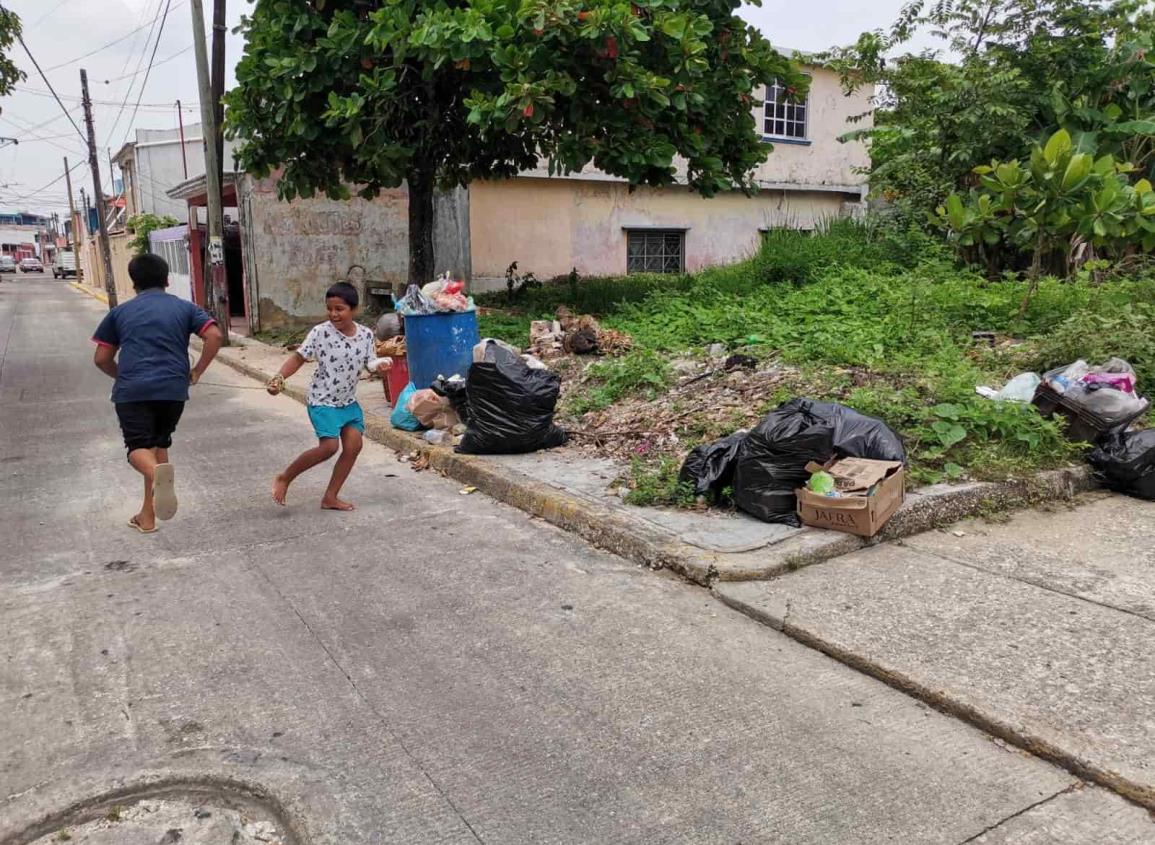 En Nanchital las calles lucen inundadas de desechos; no funcionan los camiones de basura