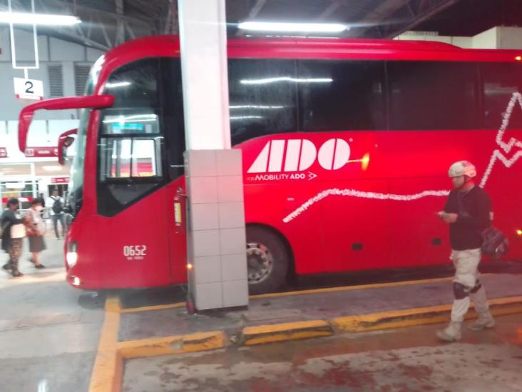 Pasajera sufre caída al abordar autobús en Acayucan