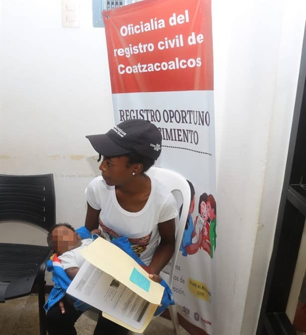 ¡El pequeño Ramsli será mexicano!, pareja de haitianos a punto de asentar a su bebé en Coatzacoalcos | VIDEO