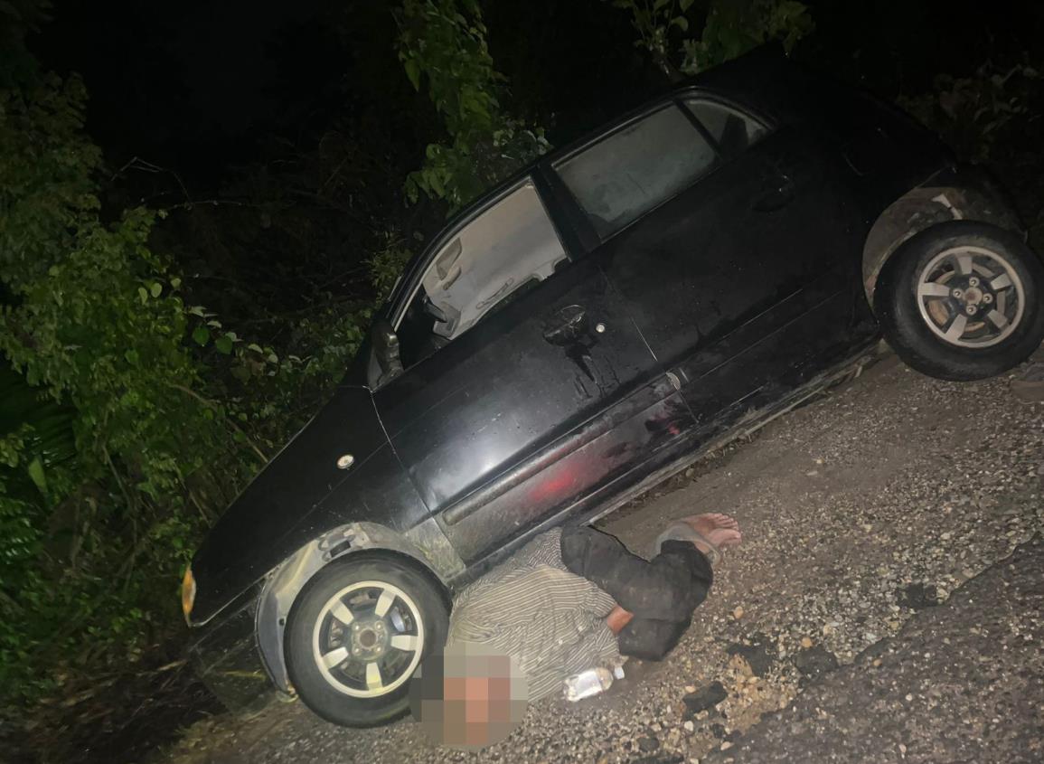 Encuentran a adulto mayor tirado junto a su vehículo en carretera de Moloacán
