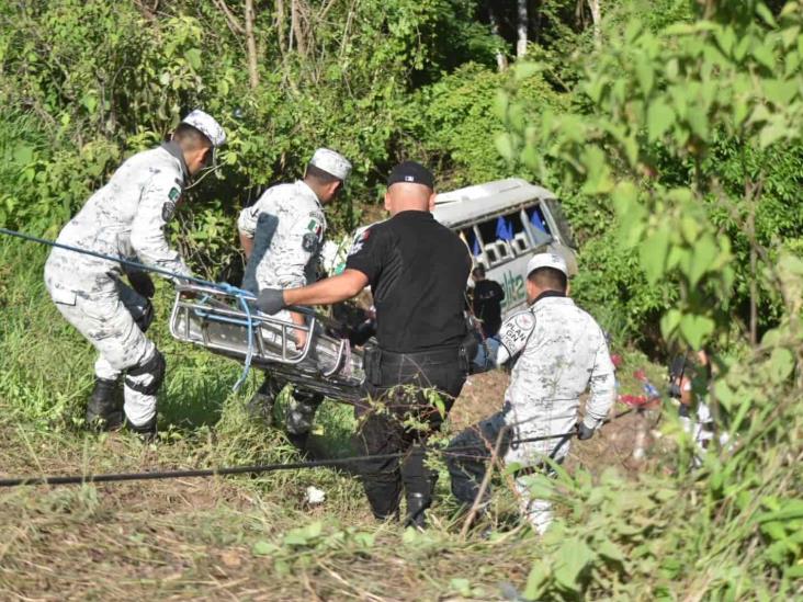 Cae al barranco autobús en Nayarit; hay 18 fallecidos