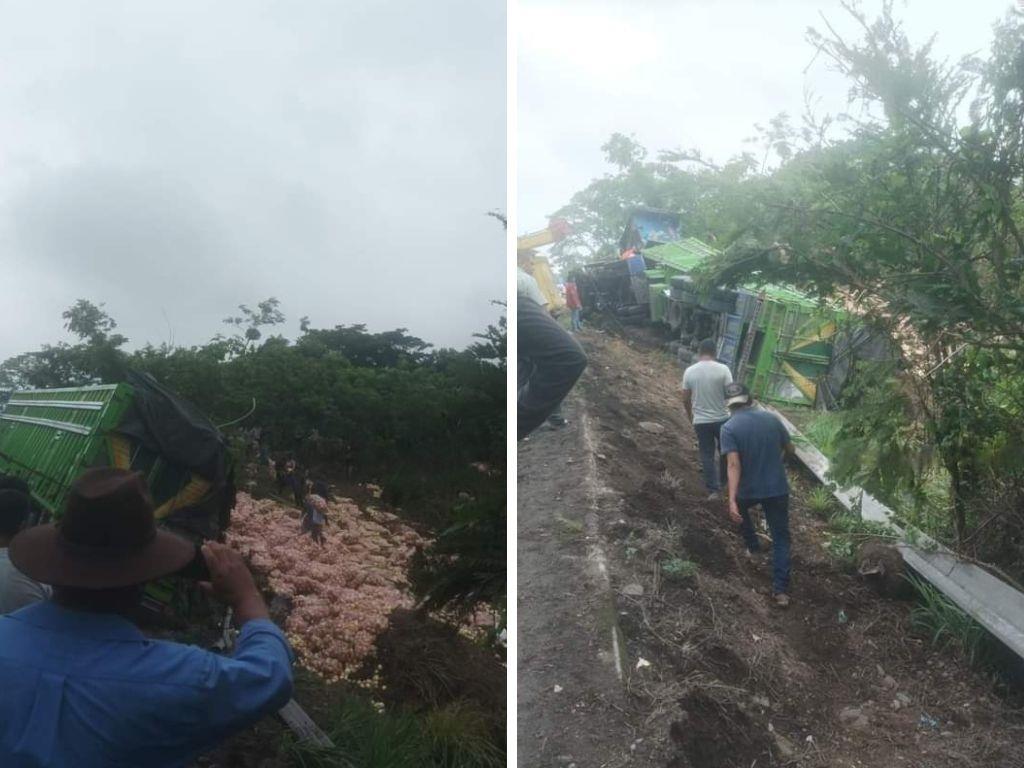 Vuelca camión con cebollas en la supercarretera Las Choapas-Raudales