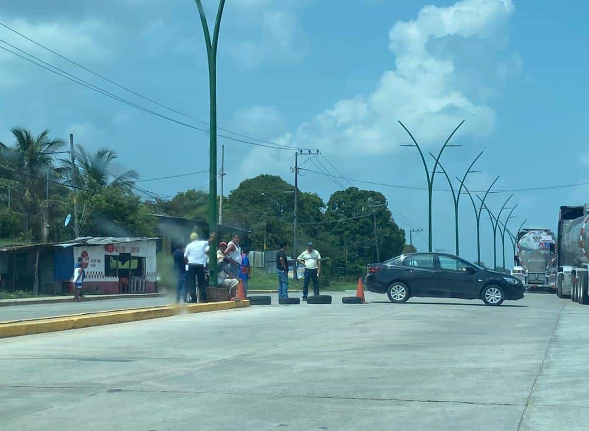 Toman carretera Cosoleacaque-Minatitlán; tienen dos semanas sin luz l VIDEO