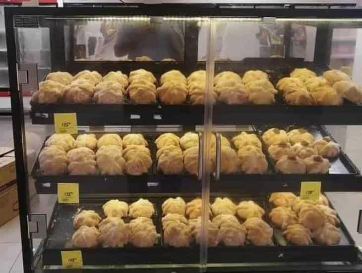 A la venta pan de muerto en pleno verano en Coatzacoalcos