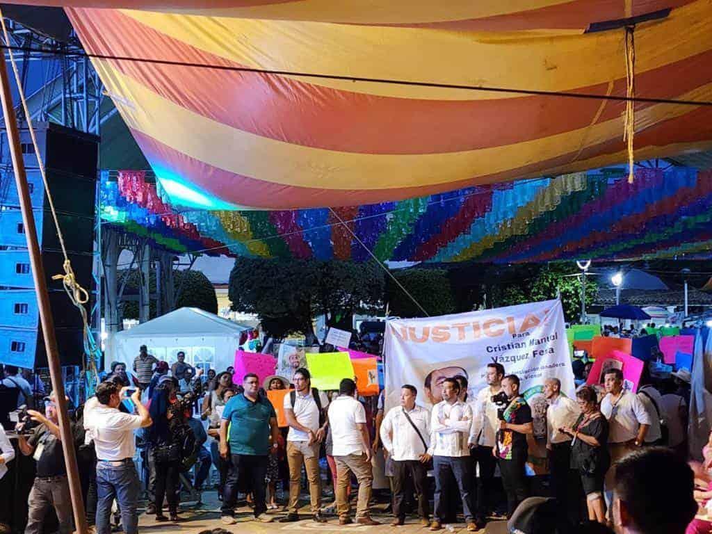 Erick Cisneros canceló la presentación de su libro por manifestación en su contra | VIDEO