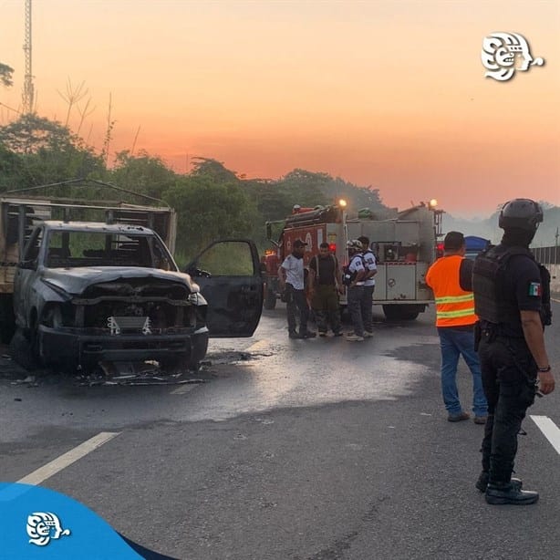 Arde en llamas camioneta con trabajadores a bordo sobre la Transístmica Jaltipan- Acayucan  l VIDEO