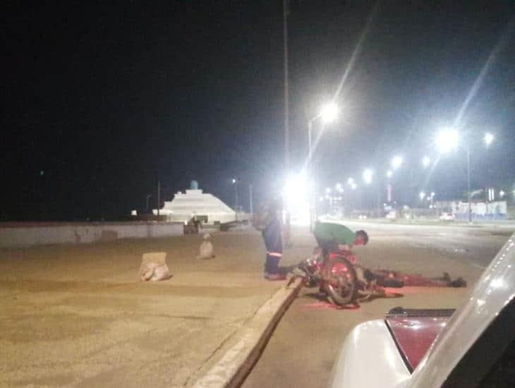 Motociclista derrapa y queda inconsciente en el Malecón de Coatzacoalcos